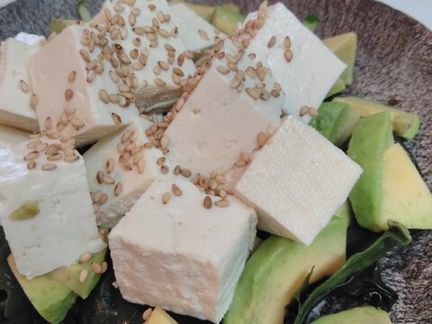 豆腐アボカドキュウリワカメの具だくさんサラダ